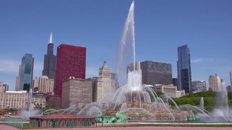 Establishing-shot-of-downtown-Chicago-with-fountains
