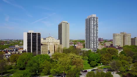 Hermosa-Toma-Aérea-De-Parques-Y-Apartamentos-De-Gran-Altura-A-Lo-Largo-De-Lakeshore-Avenue-En-El-Centro-De-Chicago