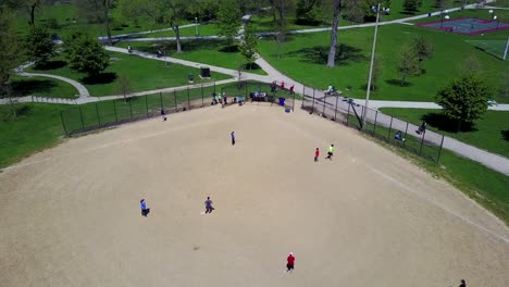 Luftaufnahme-über-Einem-Baseballfeld-Und-Spiel