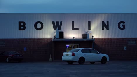 Etablierung-Einer-Bowlingbahn-Bei-Nacht