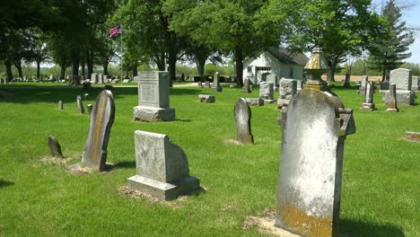 Un-Cementerio-Tradicional-Americano-En-Una-Zona-Rural