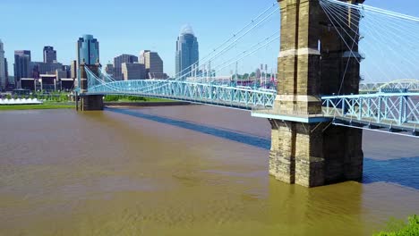 A-beautiful-rising-vista-aérea-shot-of-Cincinnati-Ohio-with-bridge-crossing-the-Ohio-Río-foreground