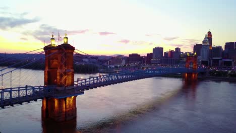 A-beautiful-evening-vista-aérea-shot-of-Cincinnati-Ohio-with-bridge-crossing-the-Ohio-Río-foreground-2