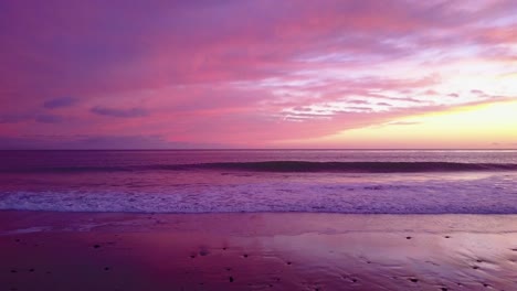 Schöne-Luftaufnahme-Des-Ozeans-Bei-Sonnenuntergang-Oder-Sonnenaufgang-In-Der-Nähe-Von-Malibu-Kalifornien