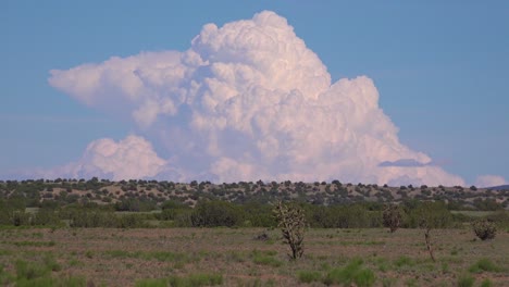 Zeitraffer-Von-Wunderschönen-Gewitterwänden-Und-Gewitterwolken-Ziehen-über-Die-Wüste-Von-New-Mexico