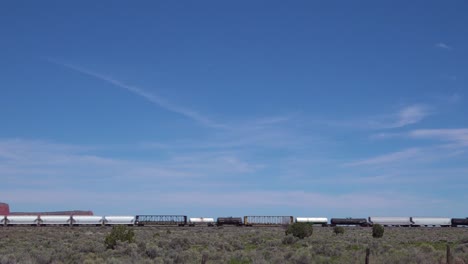 Eine-Künstlerische-Ansicht-Eines-Güterzuges-Durch-Die-Wüste-Von-Arizona-Oder-New-Mexico-Me