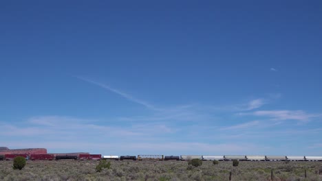 Eine-Künstlerische-Ansicht-Eines-Güterzuges,-Der-Durch-Die-Wüste-Von-Arizona-Oder-New-Mexiko-Fährt-1