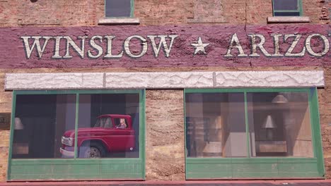 Toma-De-Establecimiento-Del-Centro-De-Winslow,-Arizona-Con-Un-Mural-Que-Representa-Un-Ford-1-De-Plataforma