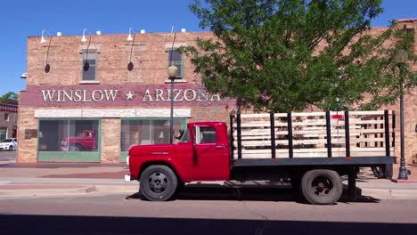 Eröffnungsaufnahme-Der-Innenstadt-Von-Winslow-Arizona-Mit-Einem-Wandgemälde,-Das-Eine-Pritsche-Auf-Der-Route-66-Darstellt