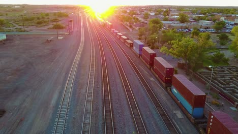 Hochluft-über-Einem-Güterzug-Voller-Container-Für-Den-Export-In-Den-Sonnenuntergang