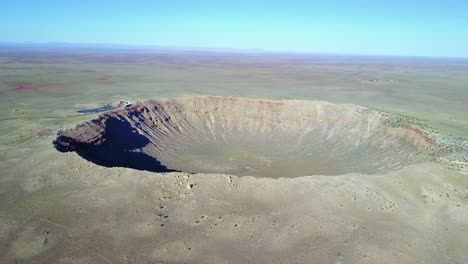 An-incredible-high-angle-vista-aérea-pan-of-Meteor-Crater-Arizona-1
