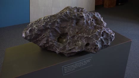 Un-Fragmento-De-Un-Meteoro-Se-Ve-En-Una-Exhibición-De-Museo