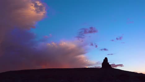 Schöne-Regenwolken,-Die-über-Buttes-In-Der-Nähe-Von-Monument-Valley-Utah-Rollen