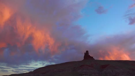 Schöne-Regenwolken,-Die-über-Buttes-In-Der-Nähe-Von-Monument-Valley-Utah-Rollen-2