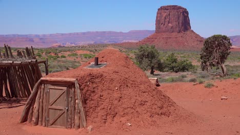 Traditionelles-Navajo-Stammeshaus-Mit-Gipfeln-Im-Monument-Valley-Hintergrund