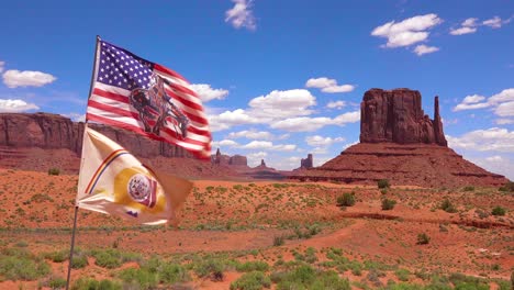 Die-Flagge-Der-Navajo-Nation-Weht-Im-Monument-Valley-Tribal-Park