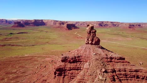 Incredible-vista-aérea-around-the-buttes-and-rock-formations-of-Monument-Valley-Utah