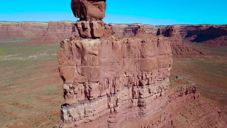 Increíble-Antena-Ascendente-A-Través-De-Las-Colinas-Y-Formaciones-Rocosas-De-Monument-Valley-Utah