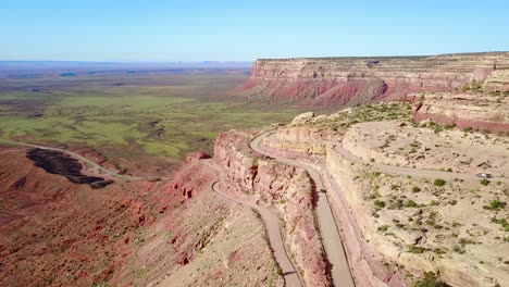 Los-Coches-Viajan-Por-La-Peligrosa-Carretera-De-Montaña-De-Moki-Dugway-Desierto-De-Nuevo-México-Suroeste