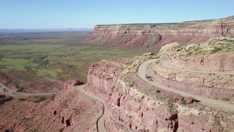 Antena-Como-Un-Coche-Viaja-Por-La-Peligrosa-Carretera-De-Montaña-De-Moki-Dugway-Desierto-De-Nuevo-México-Suroeste-6
