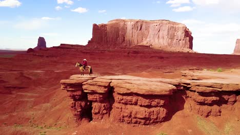 Antena-Notable-Sobre-Un-Vaquero-A-Caballo-Con-Vistas-A-Monument-Valley-Utah