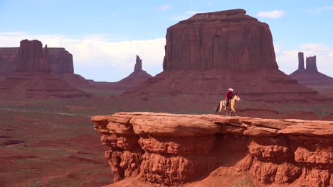 Un-Vaquero-Se-Sienta-En-Un-Caballo-En-Un-Acantilado-En-Monument-Valley-Utah-2