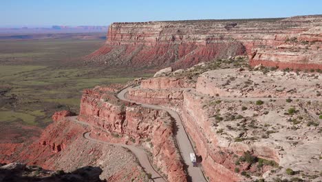 Antena-Como-Un-Camión-Viaja-Por-La-Peligrosa-Carretera-De-Montaña-De-Moki-Dugway-Desierto-De-Nuevo-México-Suroeste