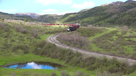 El-Tren-De-Vapor-Cumbres-Y-Tolteca-Se-Mueve-A-Través-De-Las-Montañas-De-Colorado-Cerca-De-Chama,-Nuevo-México