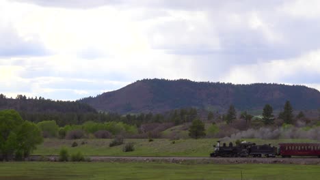 El-Tren-De-Vapor-Cumbres-Y-Tolteca-Se-Mueve-A-Través-De-Las-Montañas-De-Colorado-Cerca-De-Chama-Nuevo-México-1