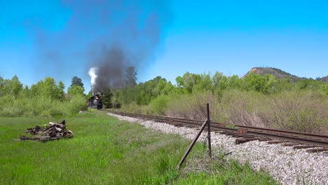 Bajo-Del-Tren-De-Vapor-Cumbres-Y-Toltecas-Moviéndose-A-Través-De-Las-Montañas-De-Colorado,-Cerca-De-Chama,-Nuevo-México