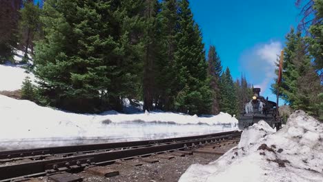 Niedriger-Winkel-Aufstieg-Von-Cumbres-Und-Toltec-Dampfzug,-Der-Sich-Durch-Colorado-Berge-In-Der-Nähe-Von-Chama-New-Mexico-2-Me-Bewegt