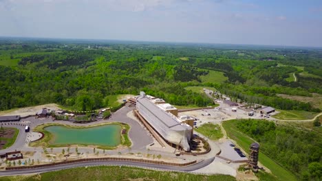 Eine-Antenne-über-Einer-Nachbildung-Der-Arche-Noah-Im-Themenpark-Arche-Encounter-In-Kentucky