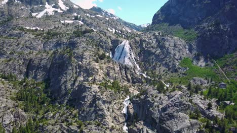 Hermosa-Antena-Sobre-Cascada-Furiosa-Cerca-Del-Parque-Nacional-De-Yosemite,-California