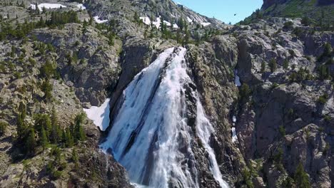 Hermosa-Antena-Sobre-Una-Cascada-Furiosa-Cerca-Del-Parque-Nacional-De-Yosemite,-California-2