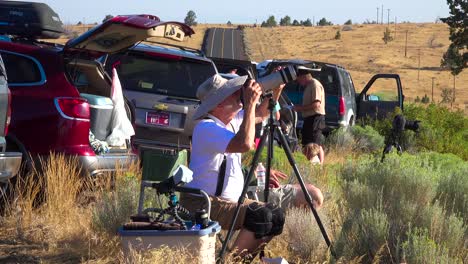 Los-Espectadores-Se-Reúnen-Para-Ver-El-Eclipse-Solar-De-2017-A-Lo-Largo-De-Una-Carretera-En-Oregón