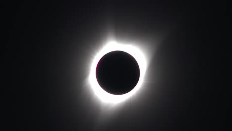 Während-Der-Sonnenfinsternis-2017-Bildet-Sich-Ein-Ring-Um-Die-Sonne