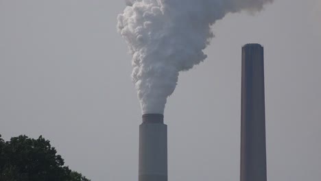 Industrielle-Schornsteine-Rülpsen-Verschmutzungen-In-Die-Atmosphäre,-Die-Treibhausgase-Freisetzen-Und-Zur-Globalen-Erwärmung-Beitragen