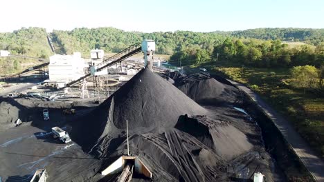 Good-vista-aérea-over-a-coal-mine-in-West-Virginia-1