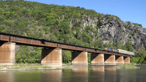 Un-Tren-De-Mercancías-Viaja-A-Través-De-Un-Puente-Cargado-Con-Carga-En-West-Virginia