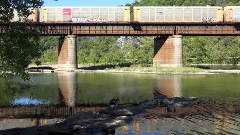 Ein-Güterzug-Fährt-über-Eine-Mit-Fracht-Beladene-Brücke-In-West-Virginia-2