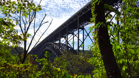 Low-Angle-Aufnahme-Der-Neuen-River-Gorge-Bridge-In-West-Virginia