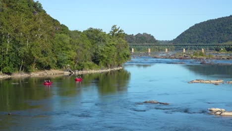 Rafting-En-El-Río-En-La-Confluencia-De-Los-Ríos-Potomac-Y-Shenandoah-En-Harpers-Ferry-West-Virginia-1