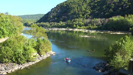 Rafting-En-El-Río-En-La-Confluencia-De-Los-Ríos-Potomac-Y-Shenandoah-En-Harpers-Ferry-West-Virginia-2