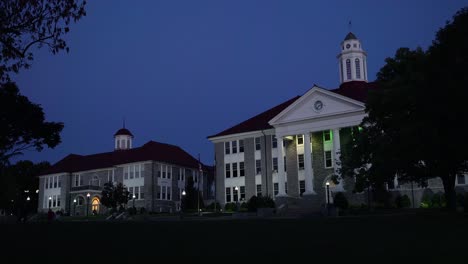 Nacht-Auf-Einem-Generischen-College-Oder-Universitätscampus-An-Der-James-Madison-University-Virginia