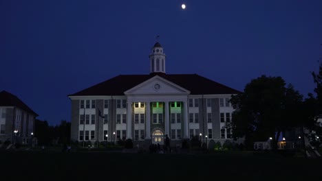 Nacht-Auf-Einem-Generischen-College-Oder-Universitätscampus-An-Der-James-Madison-University-Virginia-1