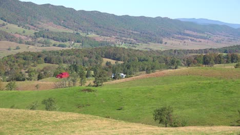 Granjas-Y-Cabañas-Bordean-Un-Valle-En-Las-Montañas-Blue-Ridge-De-West-Virginia