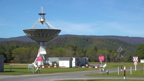 Aufnahme-Des-Readio-Teleskops-Des-Green-Bank-Observatory-In-West-Virginia-2