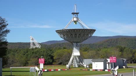Aufnahme-Des-Readio-Teleskops-Des-Green-Bank-Observatory-In-West-Virginia-3