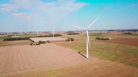 Antena-Sobre-Una-Turbina-Eólica-Que-Produce-Electricidad-Alternativa-En-La-Zona-Rural-De-Michigan-1