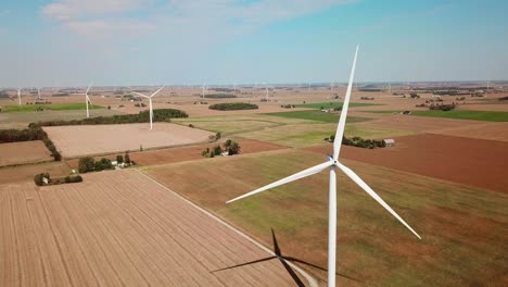 Antena-A-Través-De-Una-Turbina-Eólica-Que-Produce-Electricidad-Alternativa-En-La-Zona-Rural-De-Michigan